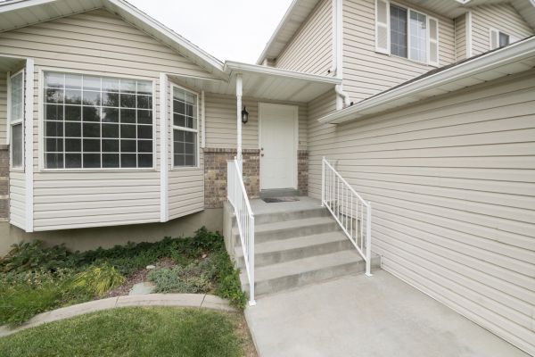 Cost of White Vinyl Siding Replacement in Fairfield